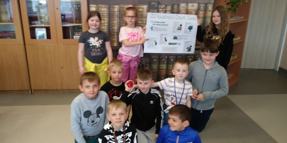 Uczniowie z plakatem na Dzień Ziemi